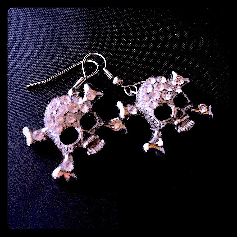 Vtg 90s Y2K crystal embellished skull and crossbones earrings ☠️